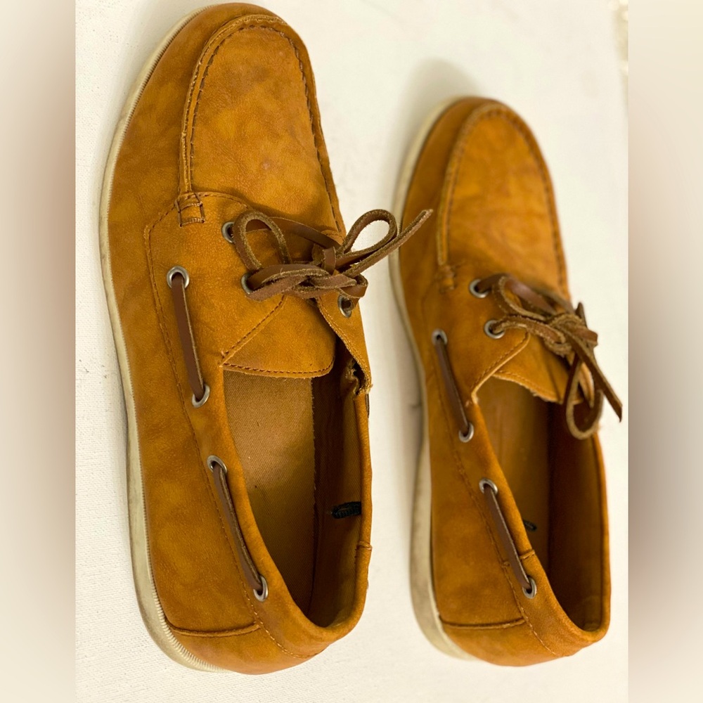 Old Navy Men’s Boat shoes size 10, very clean and in excellent condition.